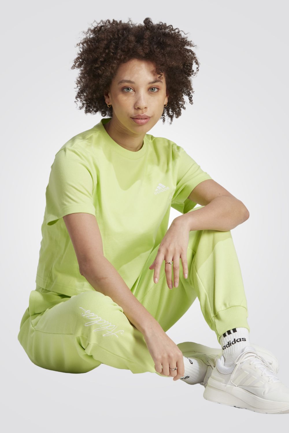 ADIDAS - טישירט לנשים SCRIBBLE EMBROIDERY בצבע ירוק - MASHBIR//365
