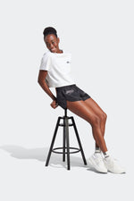 ADIDAS - טישירט לנשים SCRIBBLE EMBROIDERY CROP בצבע לבן - MASHBIR//365