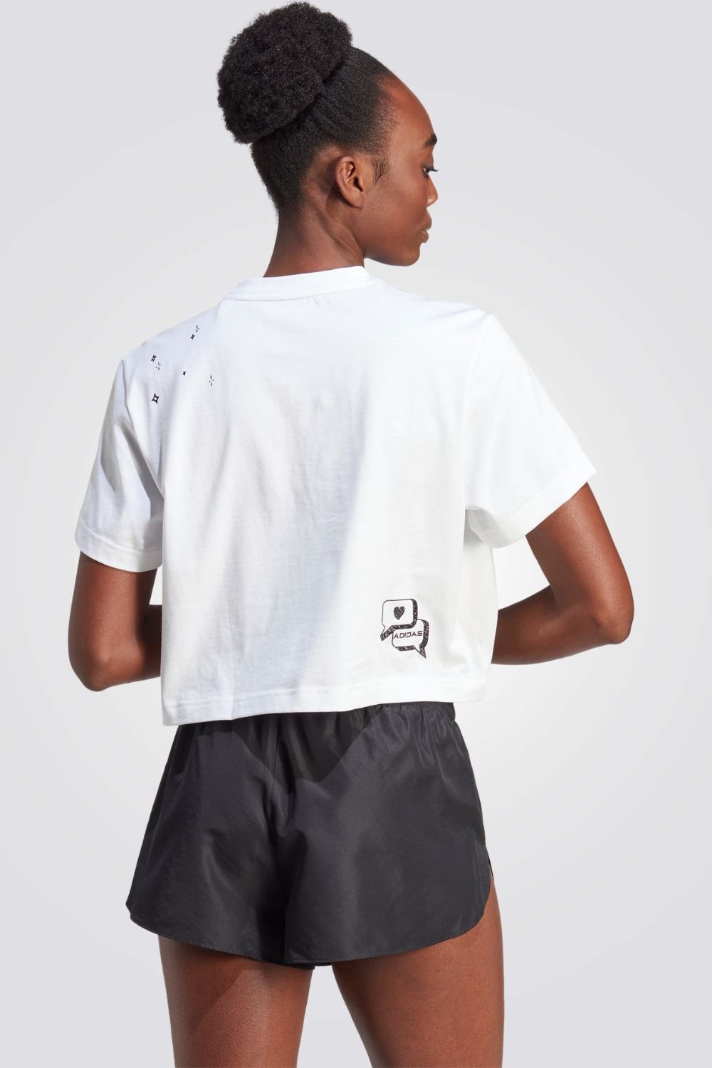 ADIDAS - טישירט לנשים SCRIBBLE EMBROIDERY CROP בצבע לבן - MASHBIR//365