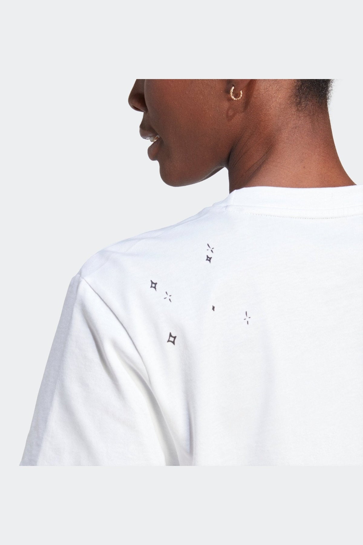 ADIDAS - טישירט לנשים SCRIBBLE EMBROIDERY CROP בצבע לבן - MASHBIR//365