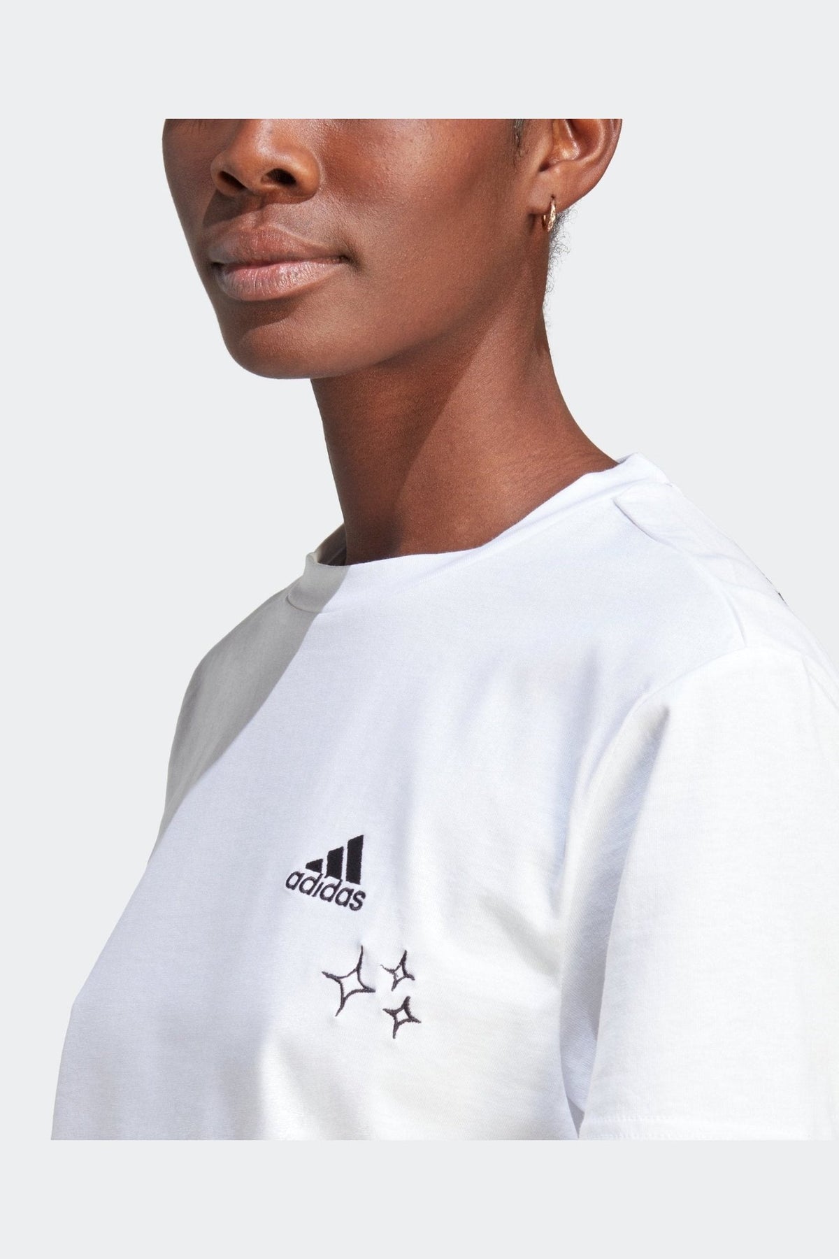 ADIDAS - טישירט לנשים SCRIBBLE EMBROIDERY CROP בצבע לבן - MASHBIR//365
