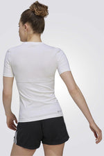 ADIDAS - טישירט לנשים TECHFIT בצבע לבן - MASHBIR//365