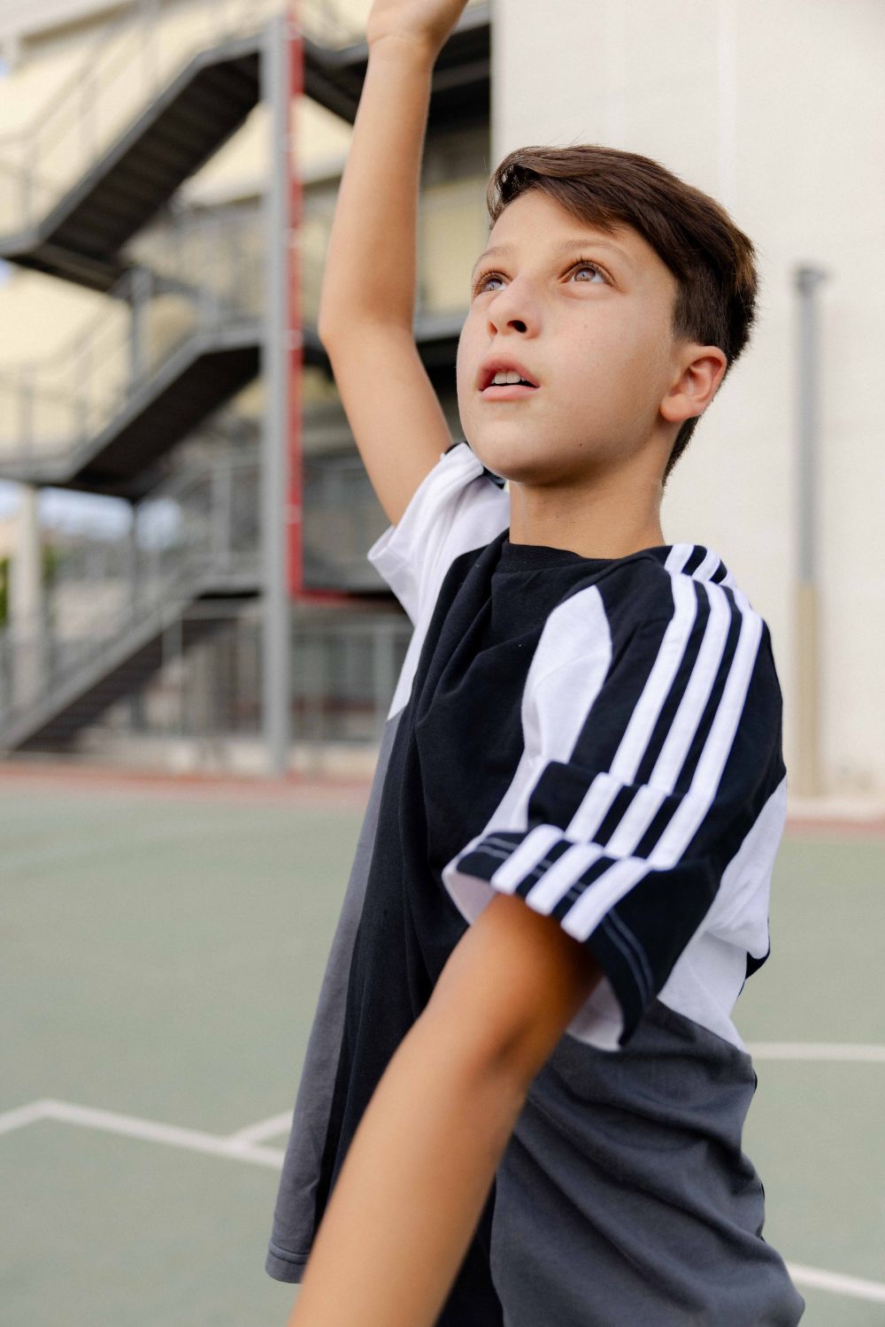 ADIDAS - טישירט לנוער בצבע שחור ואפור - MASHBIR//365