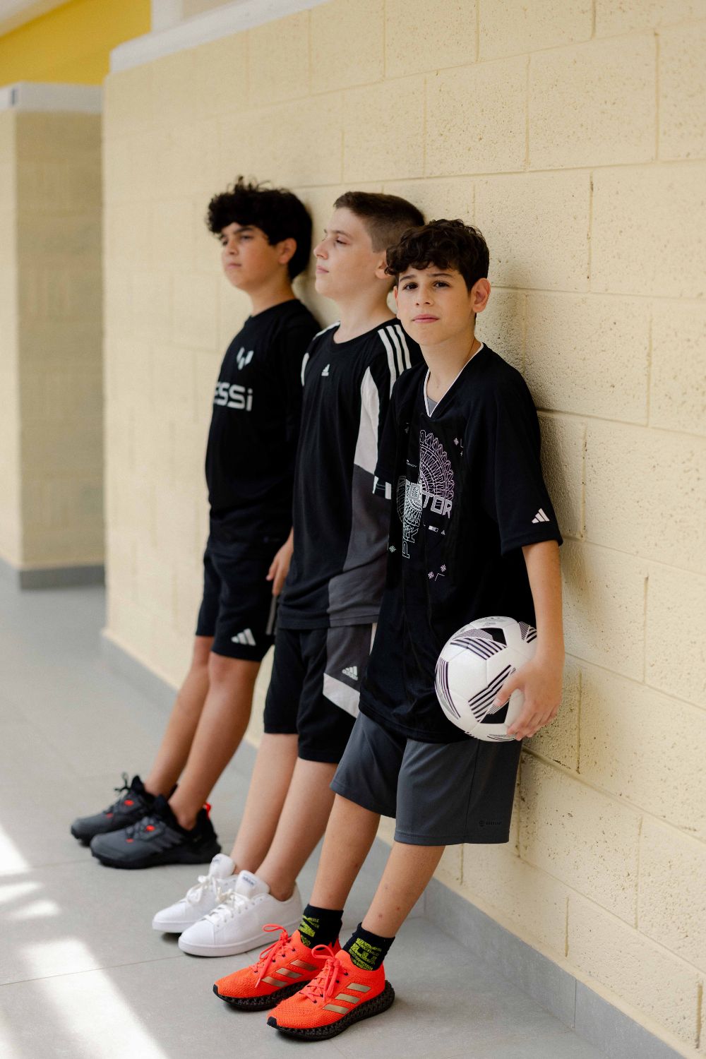 ADIDAS - טישירט לנוער בצבע שחור ואפור - MASHBIR//365