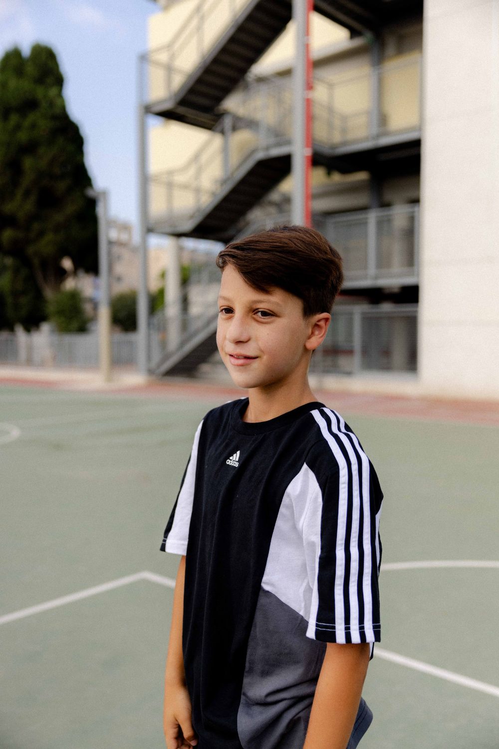 ADIDAS - טישירט לנוער בצבע שחור ואפור - MASHBIR//365