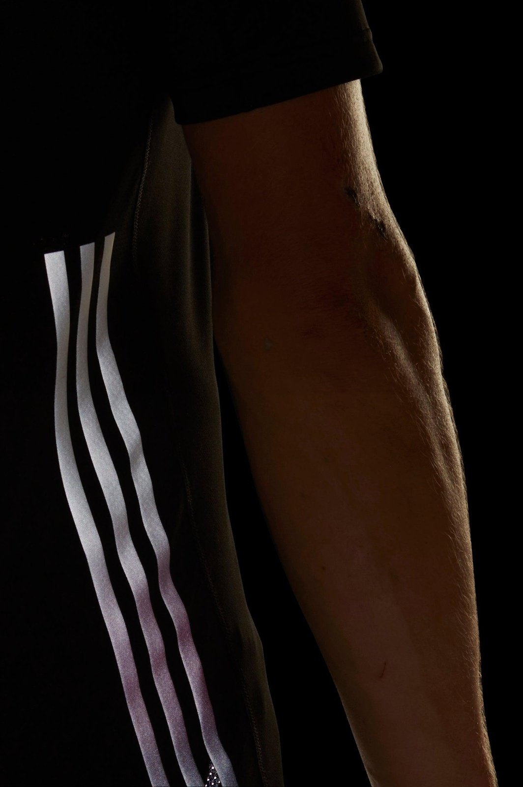 ADIDAS - טישירט לריצה RUN ICONS בצבע שחור - MASHBIR//365