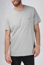 Tommy Hilfiger - טישירט לוגו בצבע אפור - MASHBIR//365