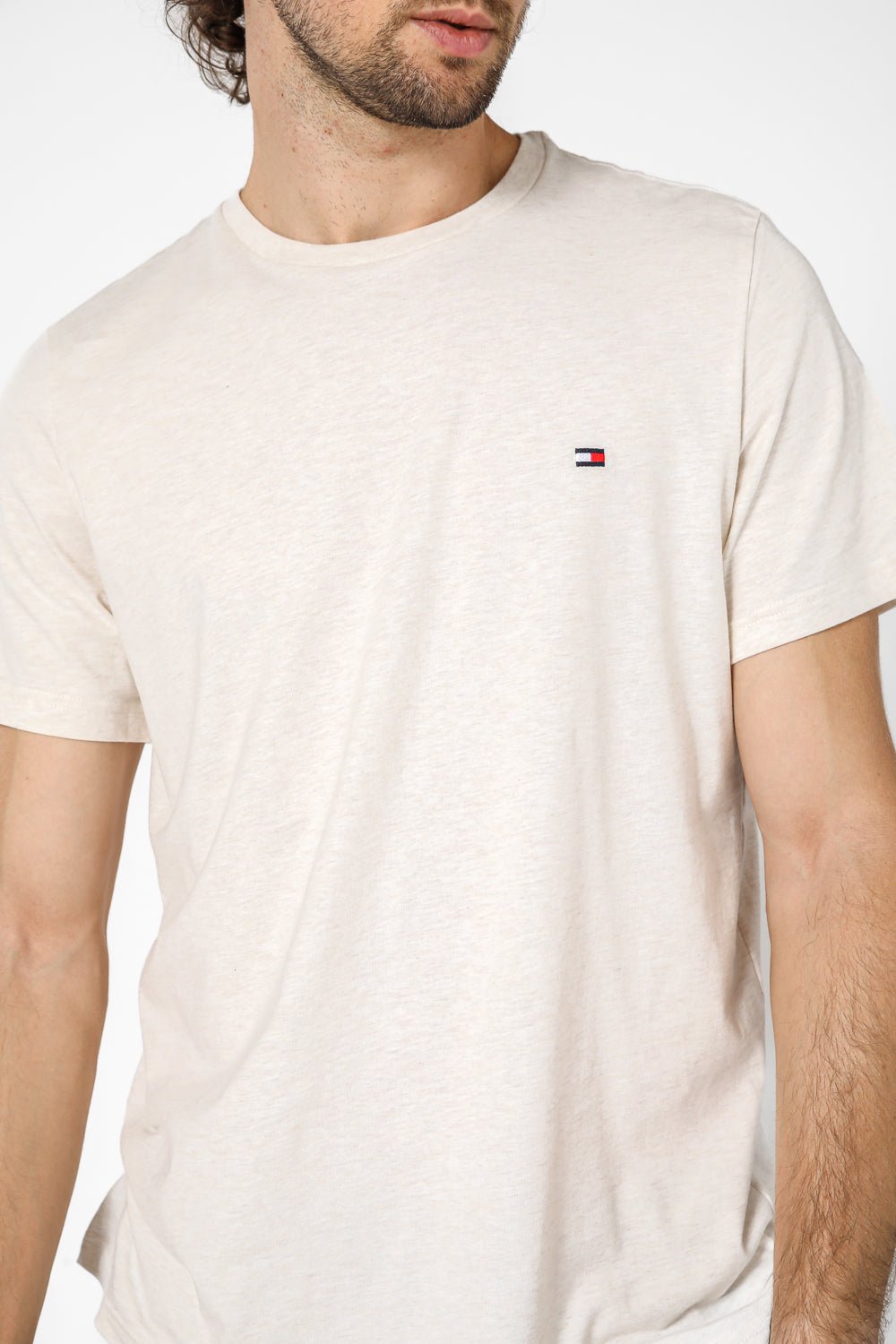 Tommy Hilfiger - טישירט לוגו בצבע בז' - MASHBIR//365