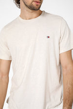 Tommy Hilfiger - טישירט לוגו בצבע בז' - MASHBIR//365