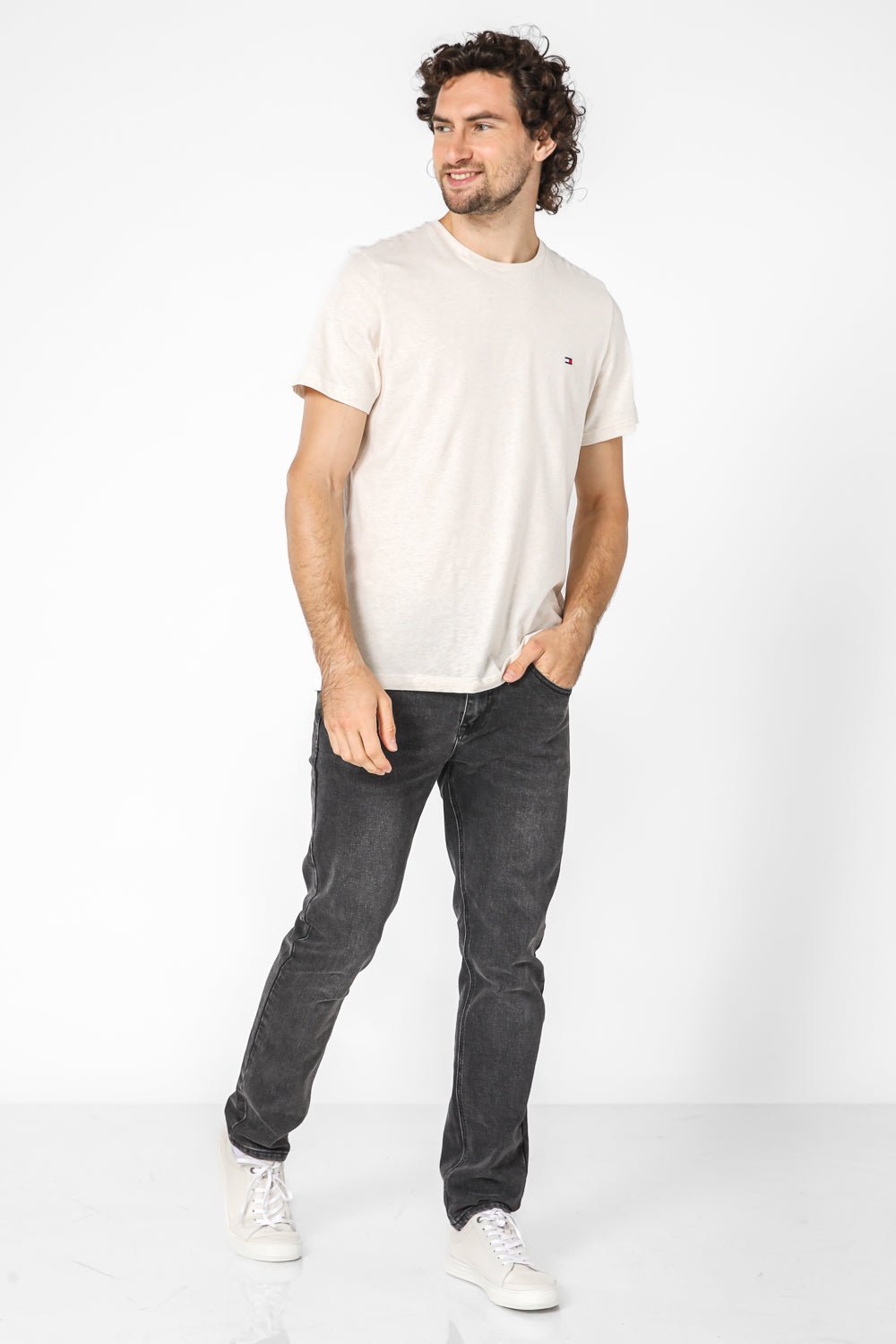 Tommy Hilfiger - טישירט לוגו בצבע בז' - MASHBIR//365