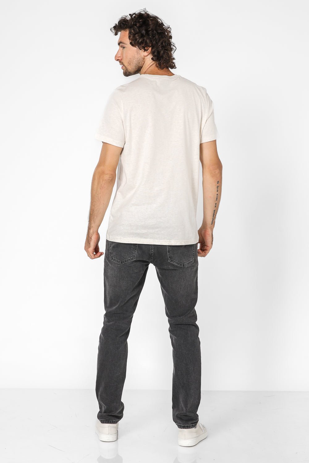 Tommy Hilfiger - טישירט לוגו בצבע בז' - MASHBIR//365