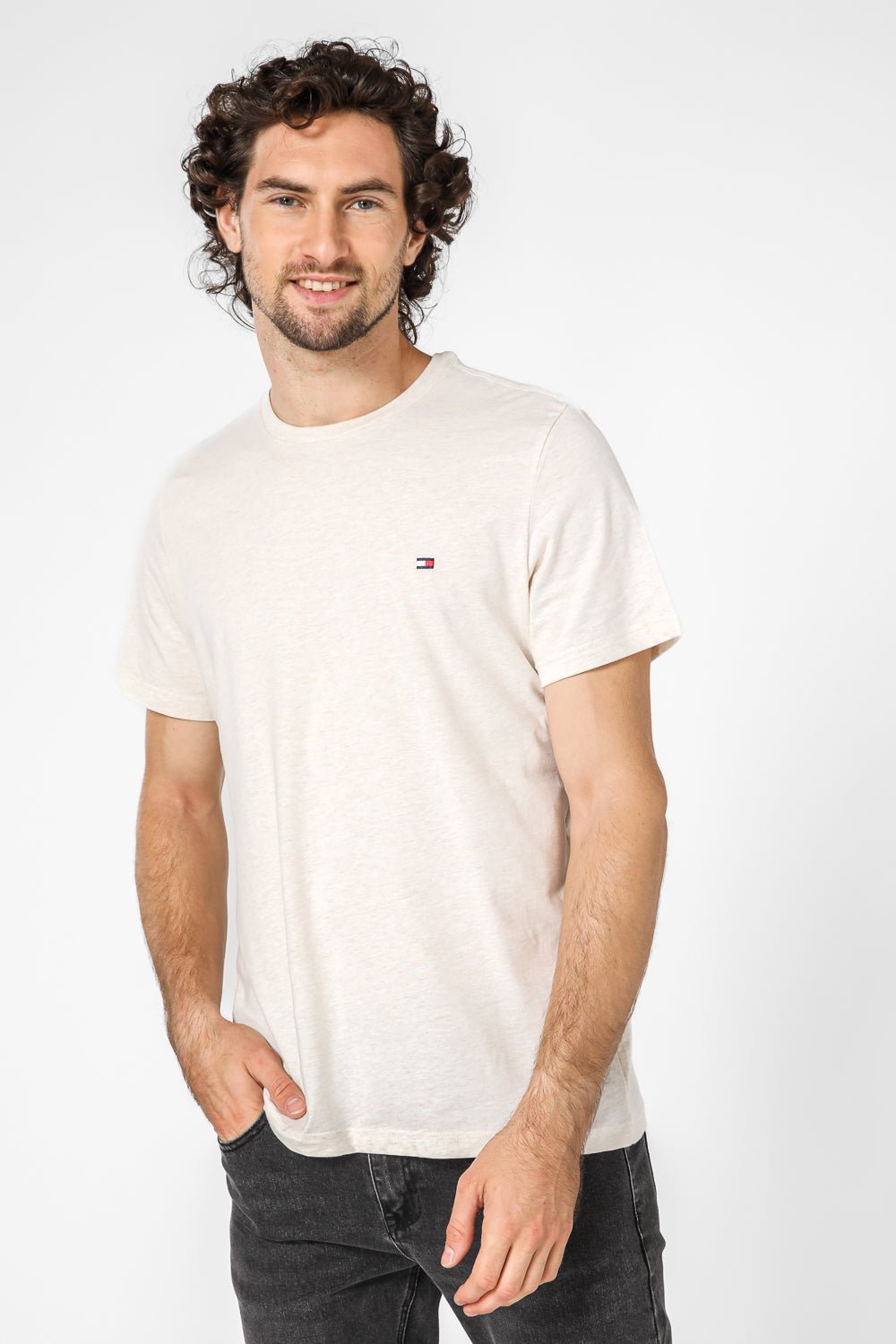 Tommy Hilfiger - טישירט לוגו בצבע בז' - MASHBIR//365