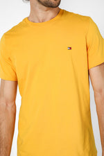 Tommy Hilfiger - טישירט לוגו בצבע צהוב - MASHBIR//365
