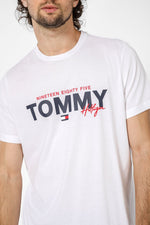 Tommy Hilfiger - טישירט לוגו בצבע לבן - MASHBIR//365