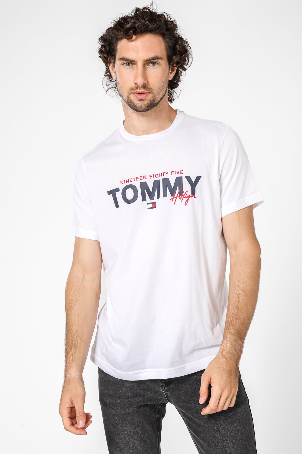 Tommy Hilfiger - טישירט לוגו בצבע לבן - MASHBIR//365
