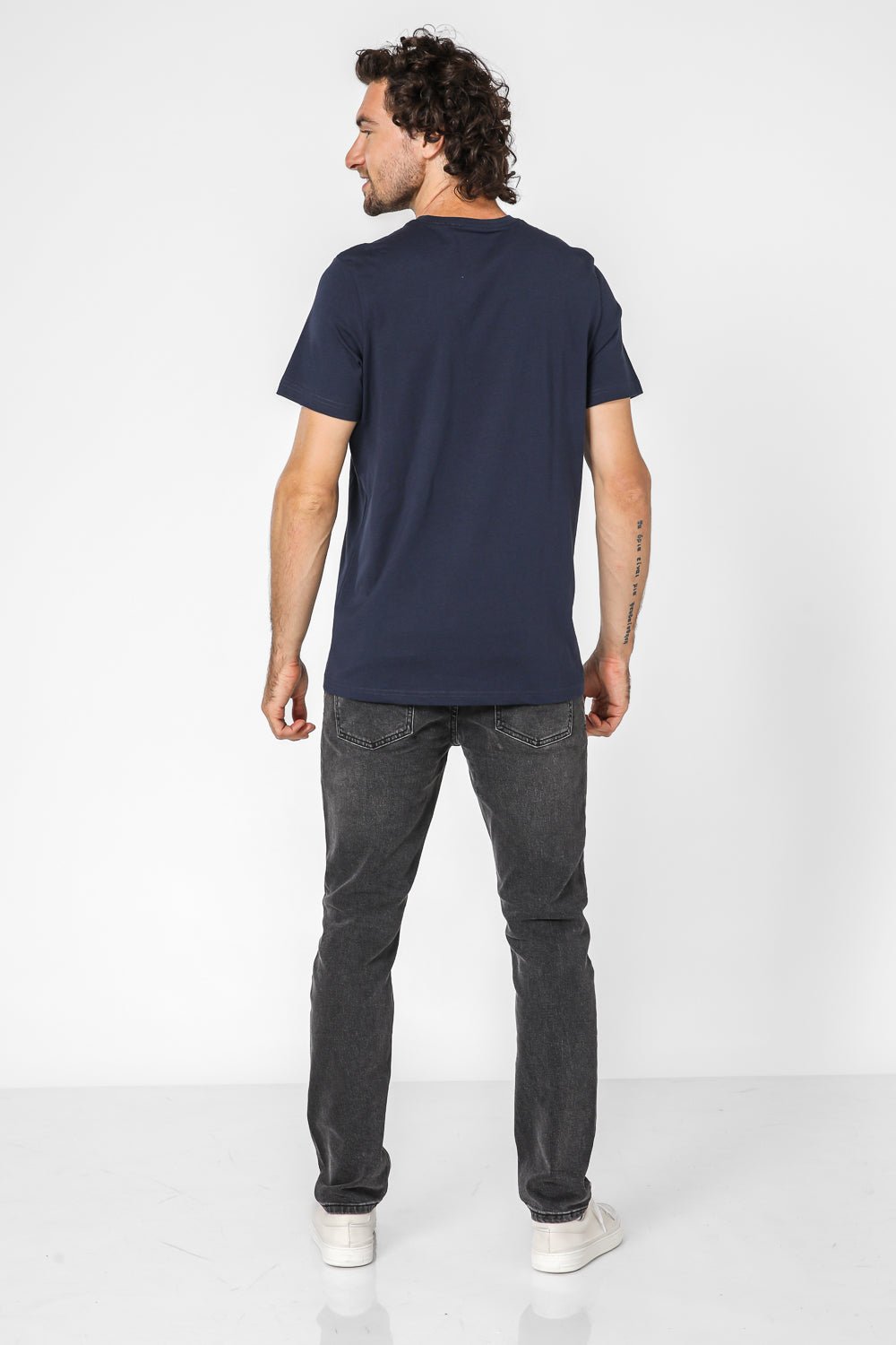 Tommy Hilfiger - טישירט לוגו בצבע נייבי - MASHBIR//365