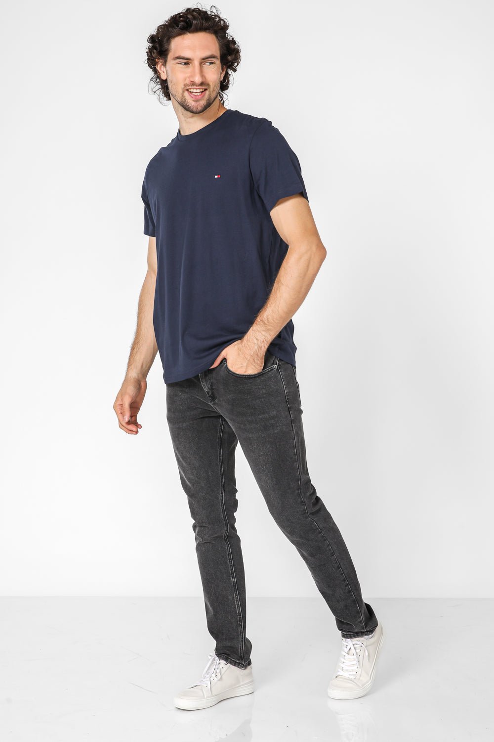 Tommy Hilfiger - טישירט לוגו בצבע נייבי - MASHBIR//365