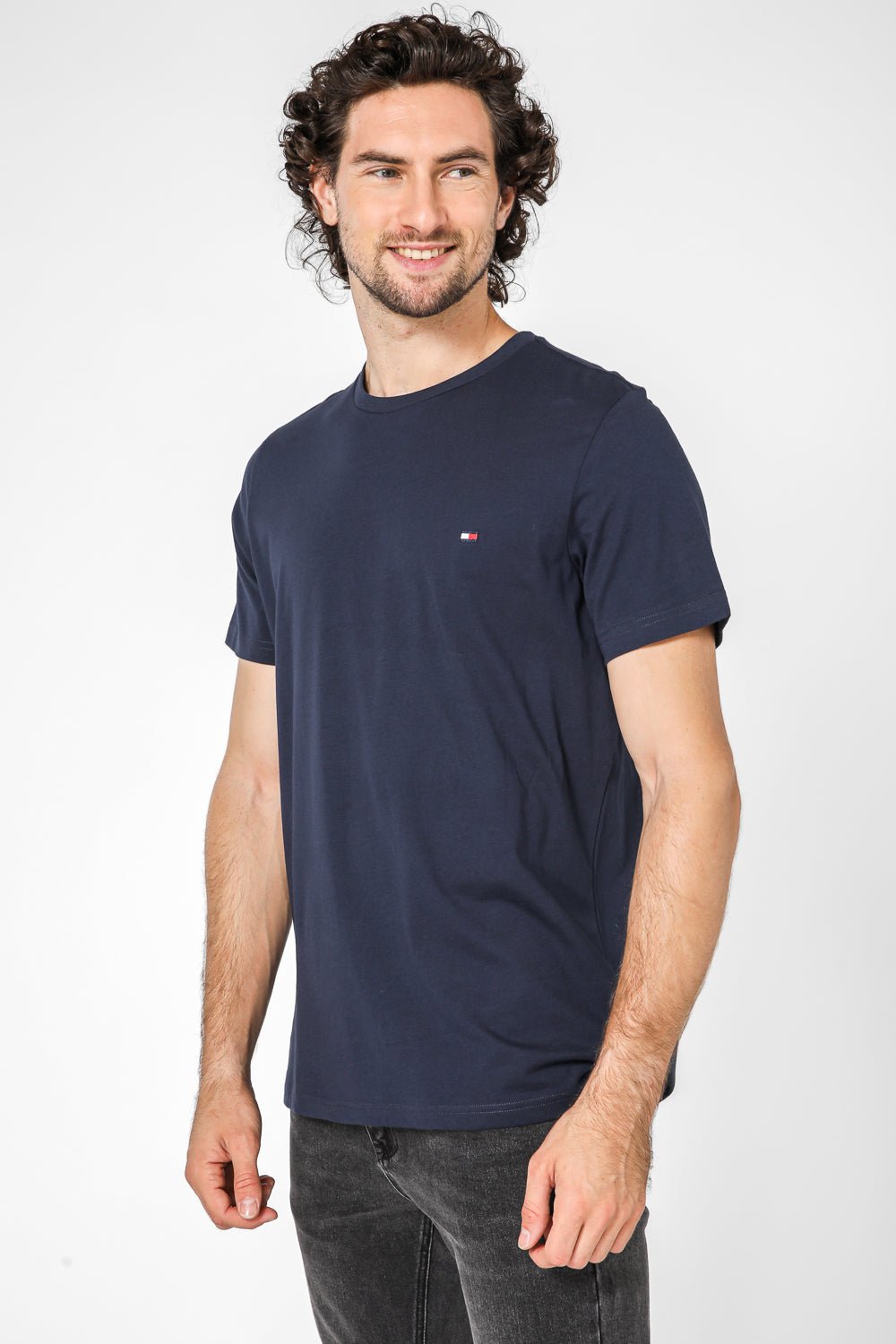 Tommy Hilfiger - טישירט לוגו בצבע נייבי - MASHBIR//365