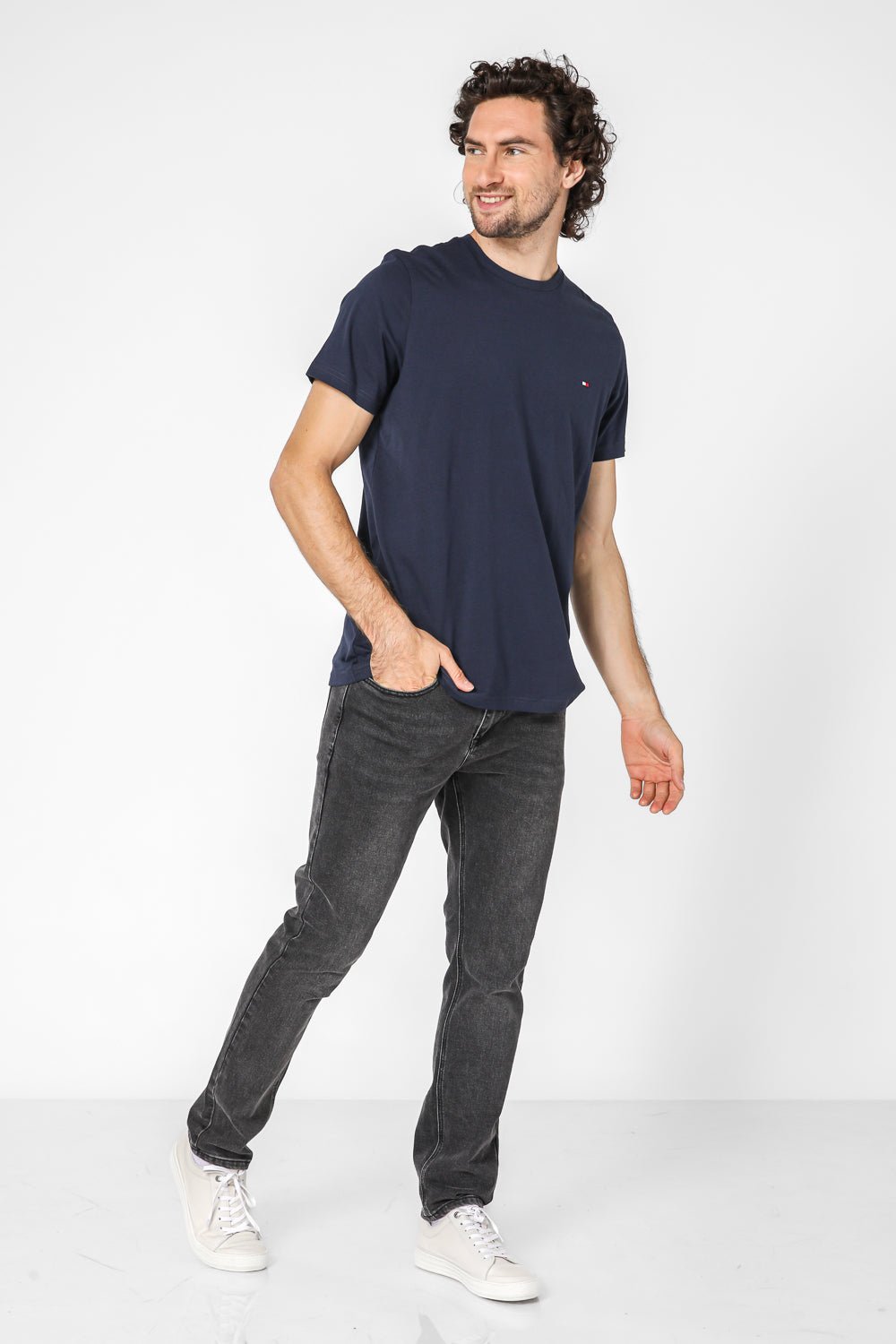 Tommy Hilfiger - טישירט לוגו בצבע נייבי - MASHBIR//365