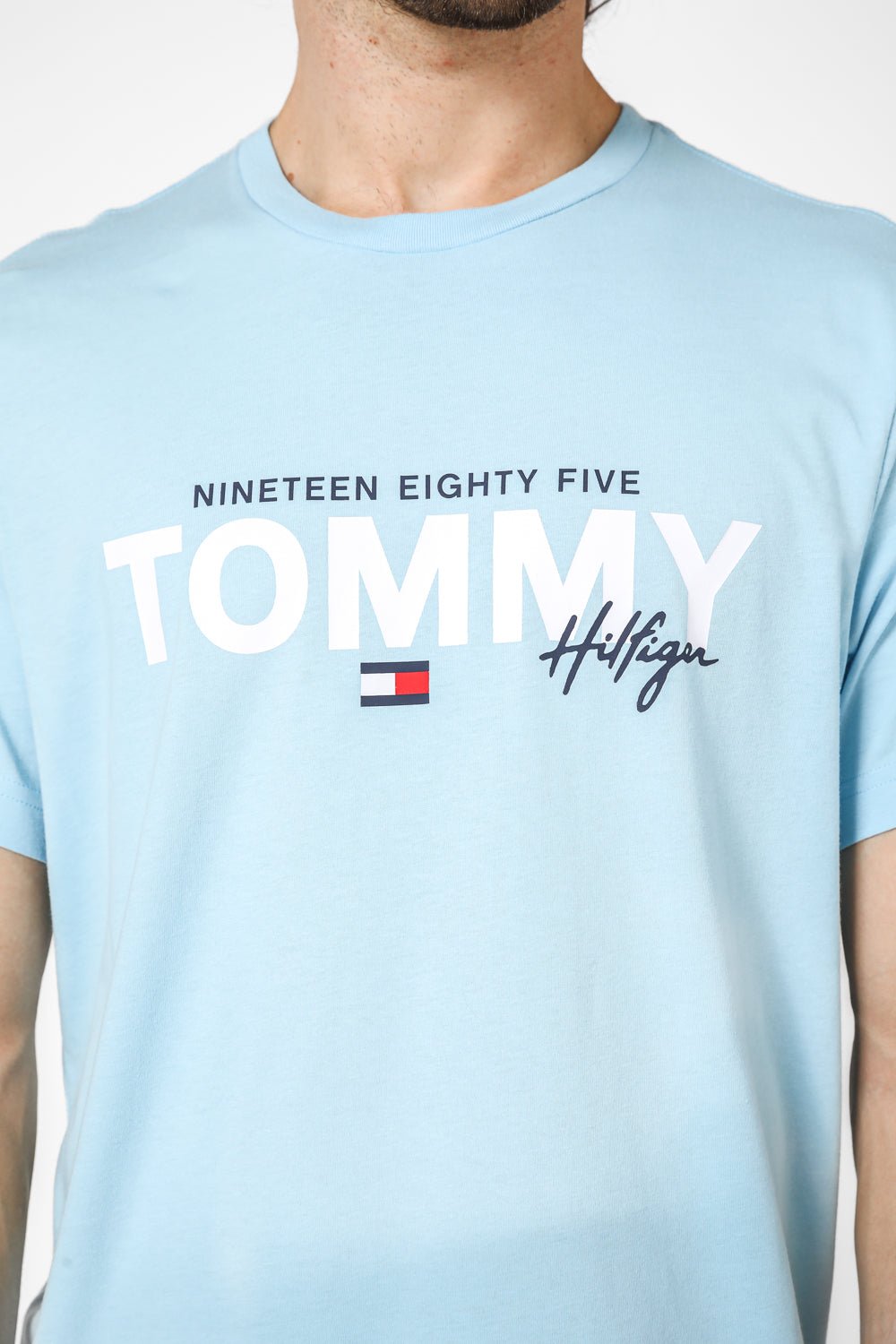 Tommy Hilfiger - טישירט לוגו בצבע תכלת - MASHBIR//365