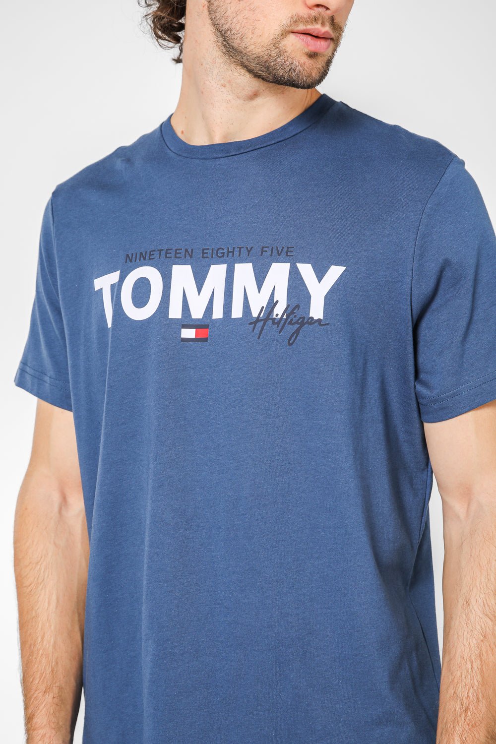 Tommy Hilfiger - טישירט לוגו בצבע כחול - MASHBIR//365