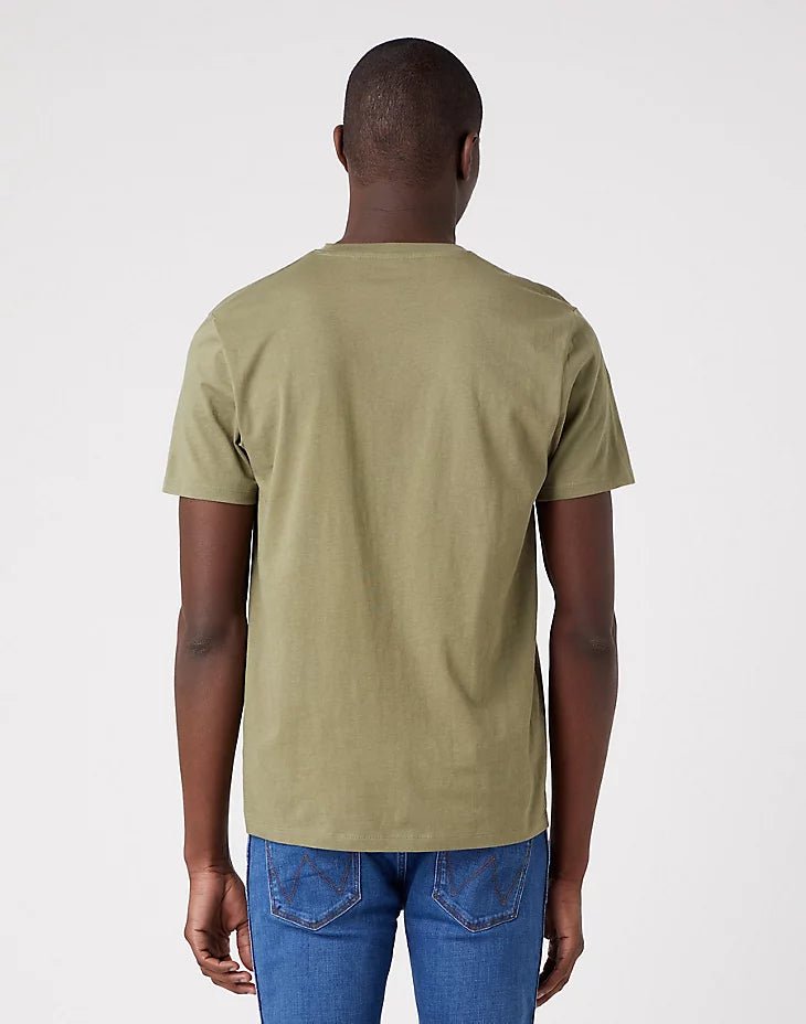 WRANGLER - טישירט לוגו קצרה צבע ירוק זית - MASHBIR//365