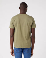 WRANGLER - טישירט לוגו קצרה צבע ירוק זית - MASHBIR//365