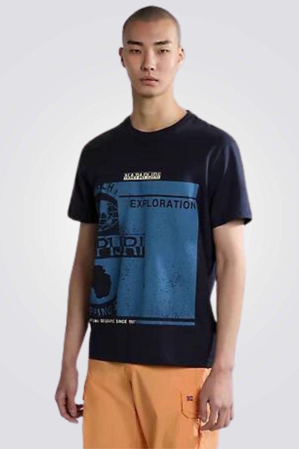 NAPAPIJRI - טישירט עם הדפס לוגו בצבע נייבי - MASHBIR//365
