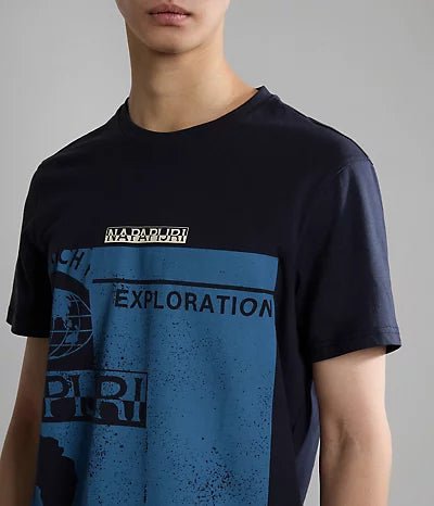 NAPAPIJRI - טישירט עם הדפס לוגו בצבע נייבי - MASHBIR//365