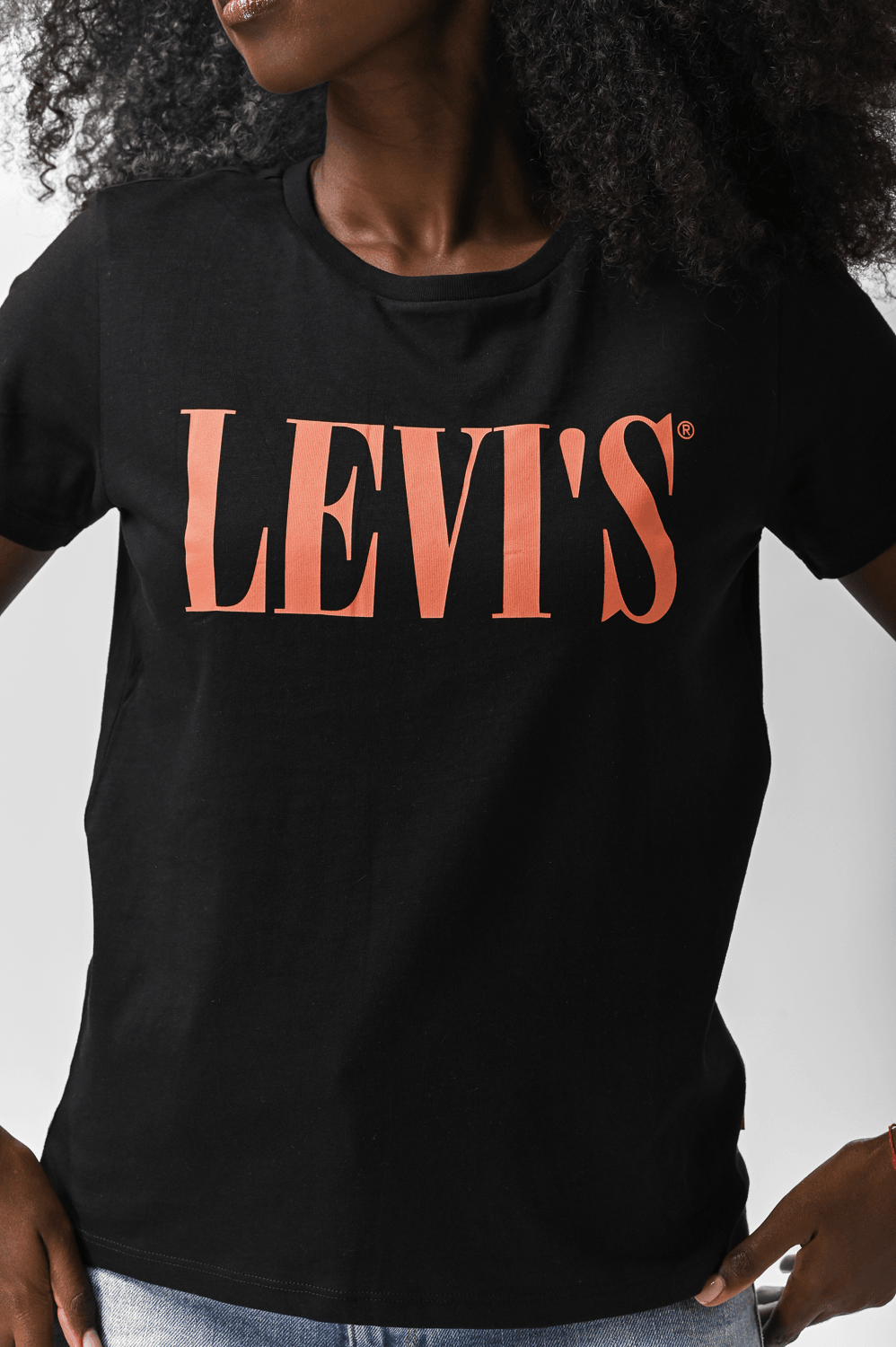 LEVI'S - טישירט NEON SERIF LOGO TEE שחורה - MASHBIR//365