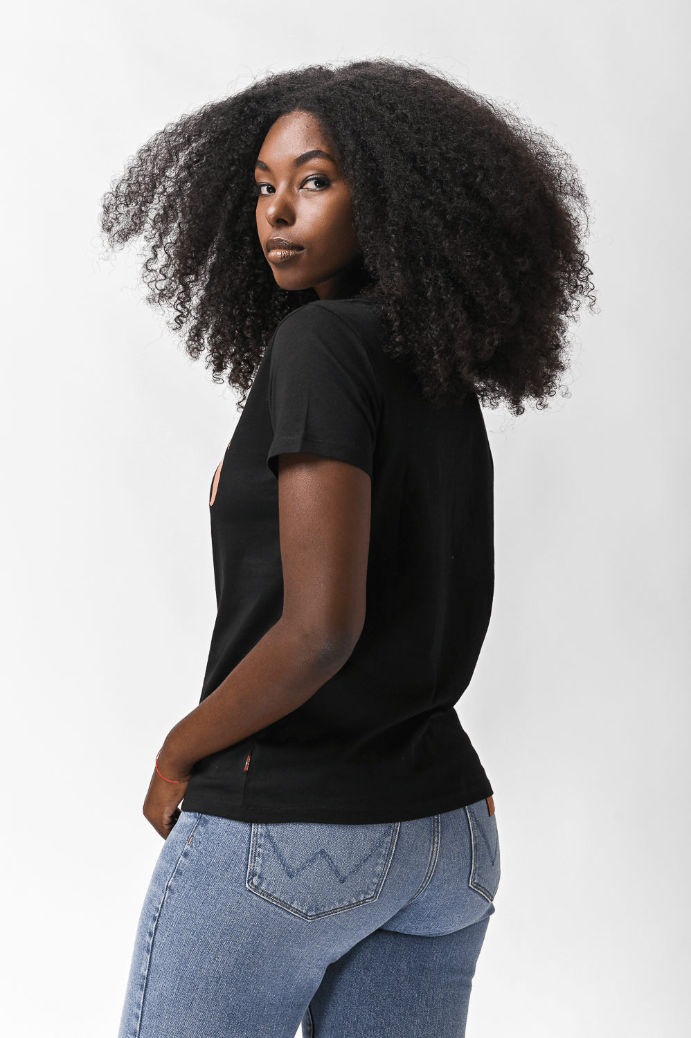 LEVI'S - טישירט NEON SERIF LOGO TEE שחורה - MASHBIR//365