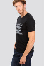 LEVI'S - טישירט שחור הדפס סוסים לבן - MASHBIR//365