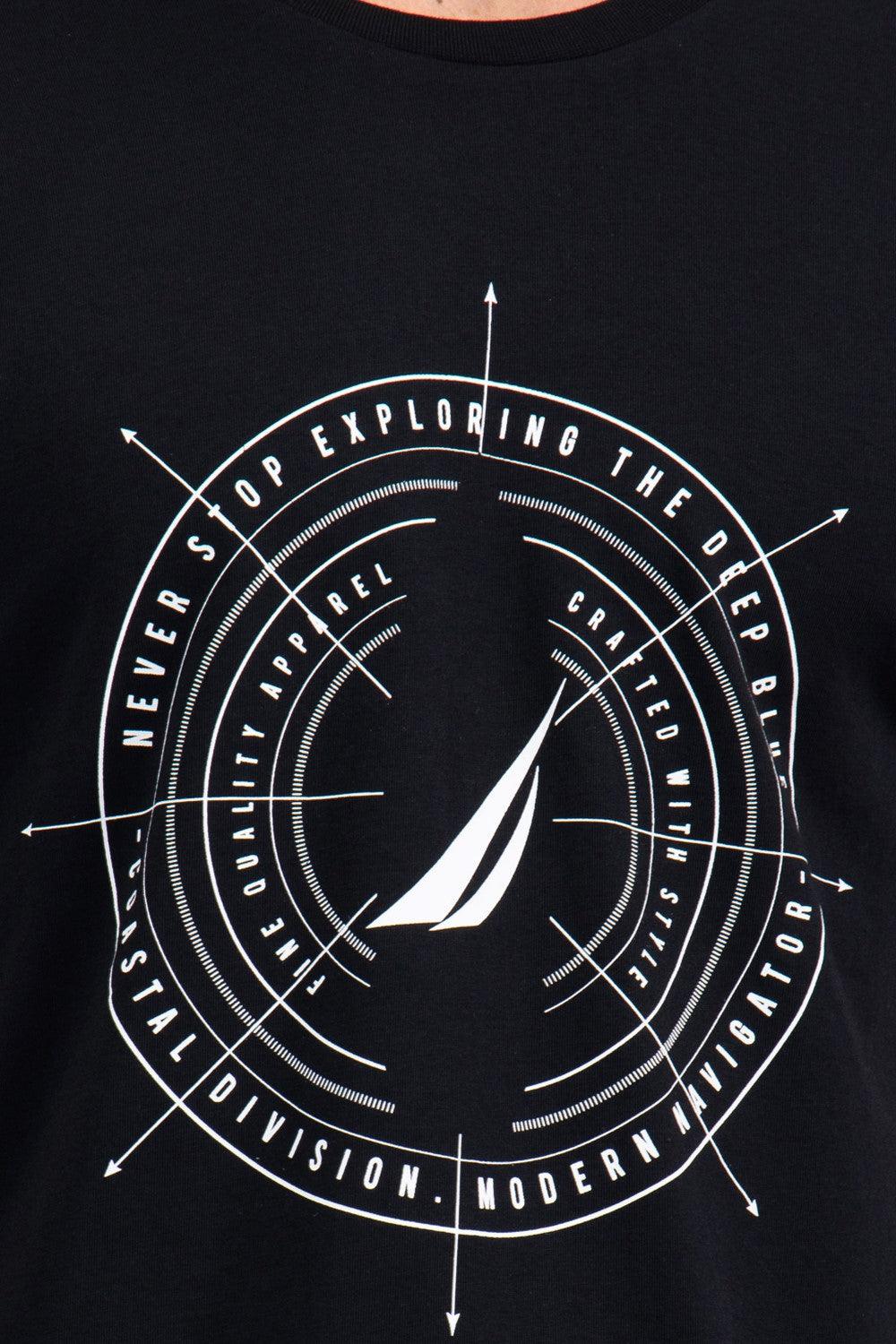 NAUTICA - טישירט שחורה בהדפס מצפן - MASHBIR//365