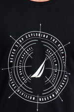 NAUTICA - טישירט שחורה בהדפס מצפן - MASHBIR//365