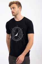 NAUTICA - טישירט שחורה בהדפס מצפן - MASHBIR//365