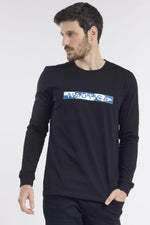 NAUTICA - טישירט שחורה עם פסים גאומטרים בלוגו - MASHBIR//365