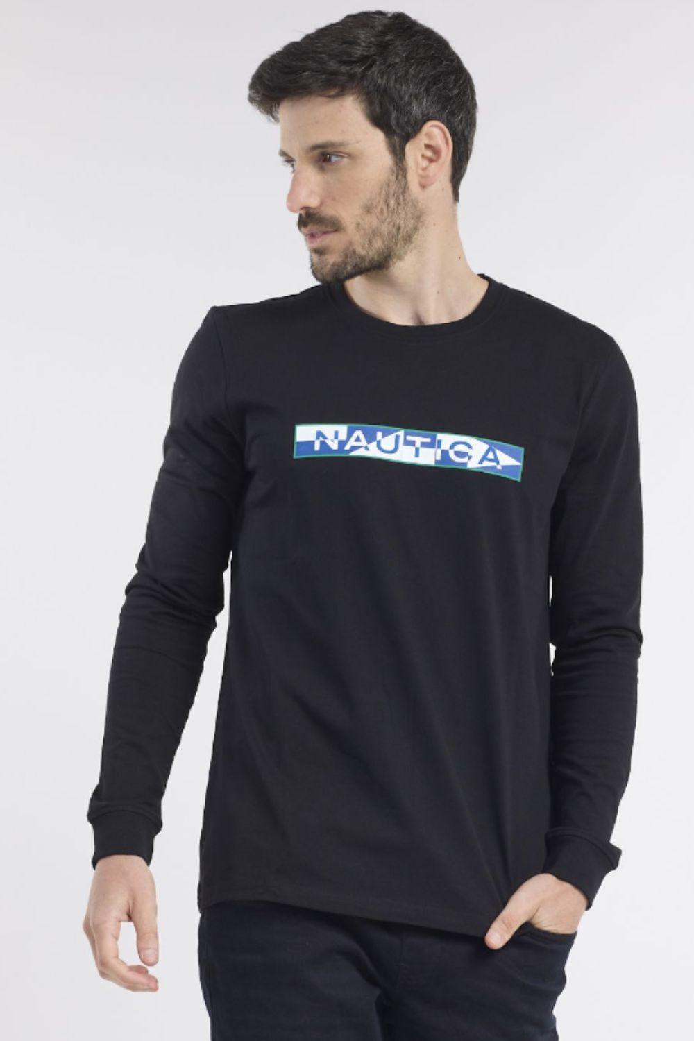 NAUTICA - טישירט שחורה עם פסים גאומטרים בלוגו - MASHBIR//365