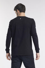 NAUTICA - טישירט שחורה עם פסים גאומטרים בלוגו - MASHBIR//365