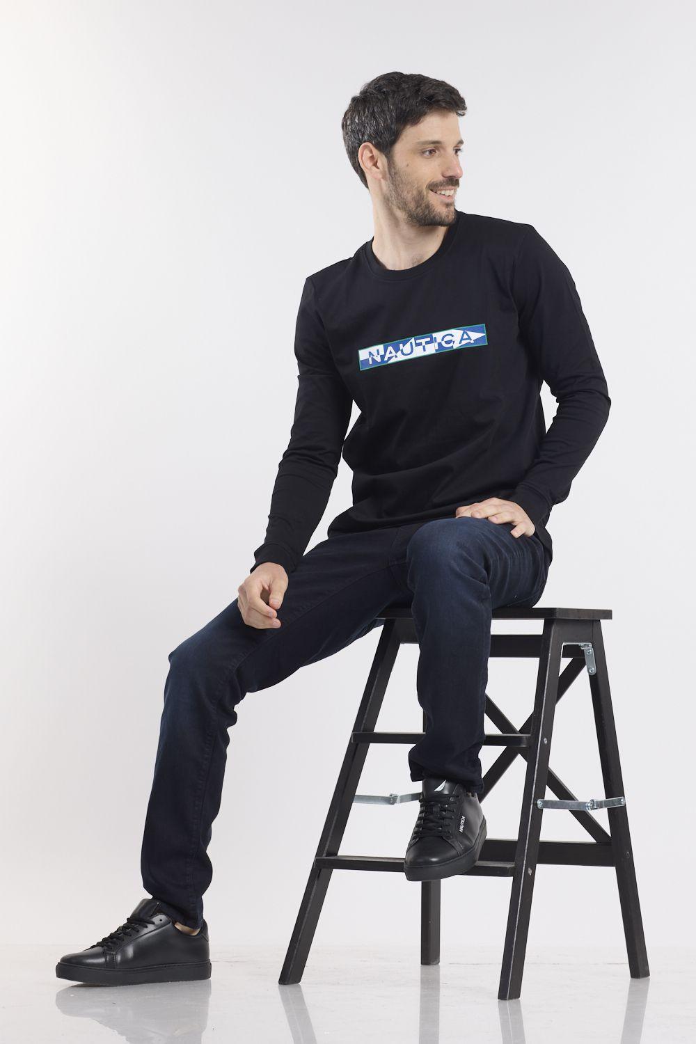 NAUTICA - טישירט שחורה עם פסים גאומטרים בלוגו - MASHBIR//365