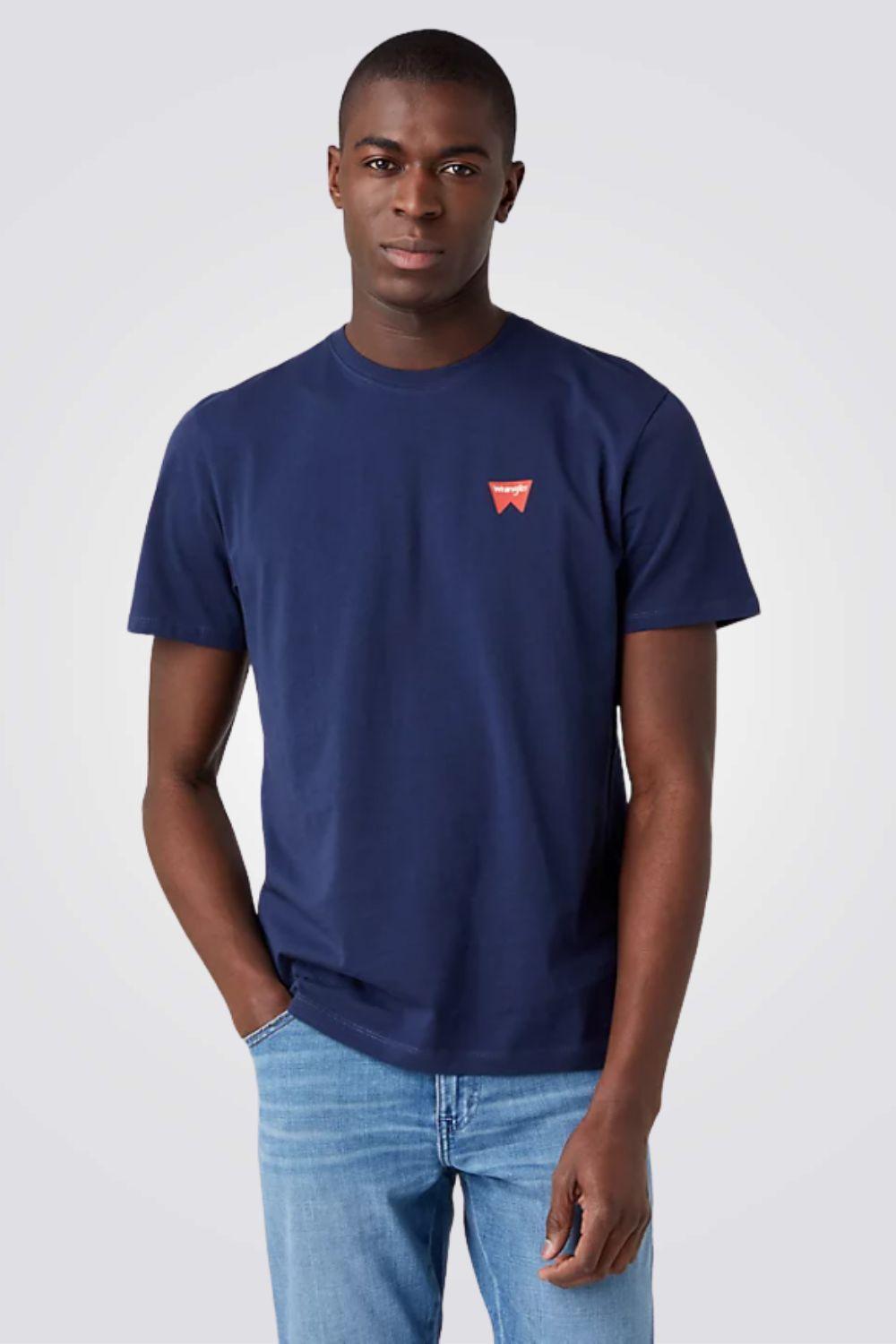 WRANGLER - טישירט SIGN OFF TEE בצבע נייבי - MASHBIR//365