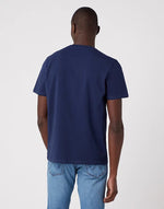 WRANGLER - טישירט SIGN OFF TEE בצבע נייבי - MASHBIR//365