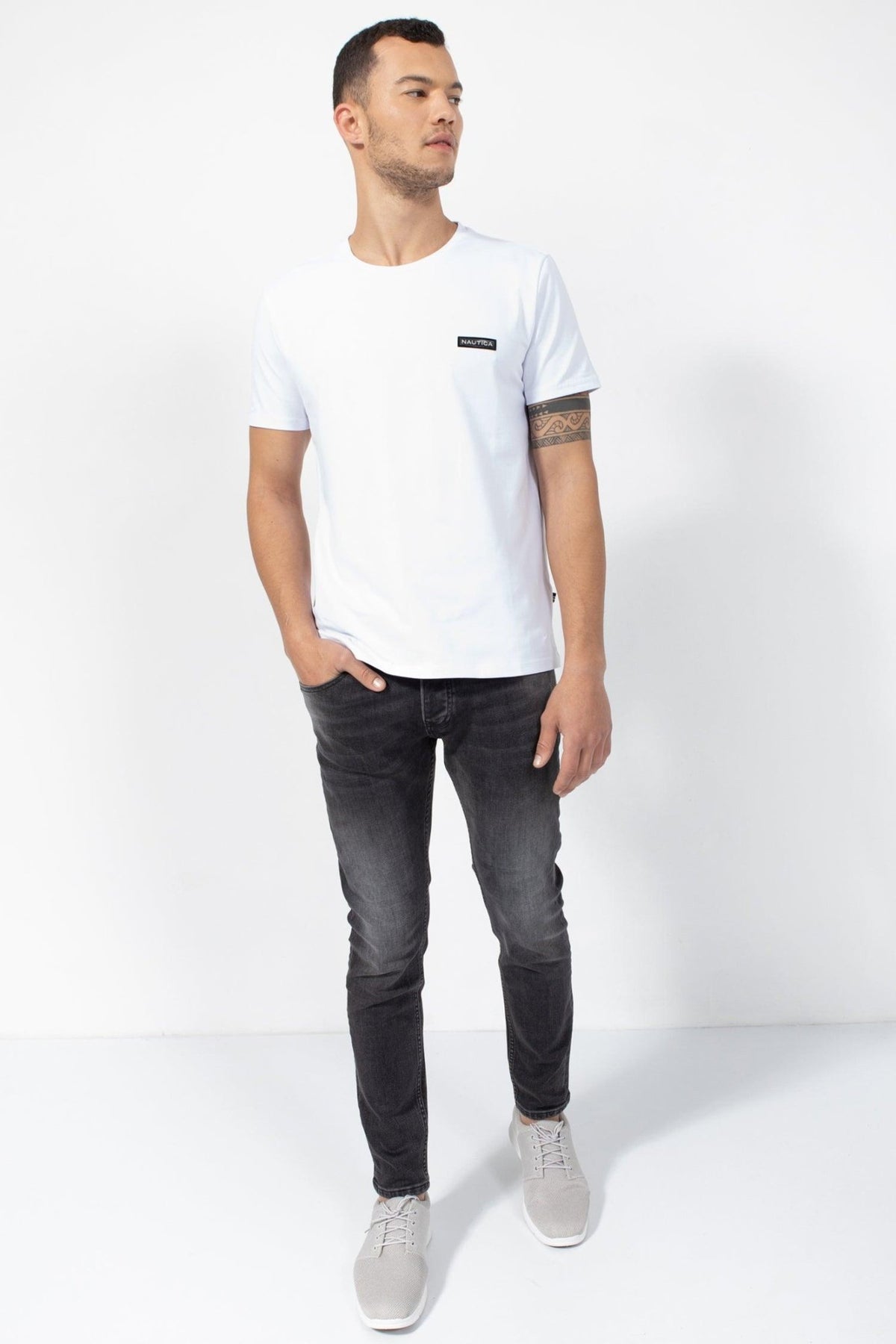 NAUTICA - טישירט סטריפ לוגו בצבע לבן - MASHBIR//365