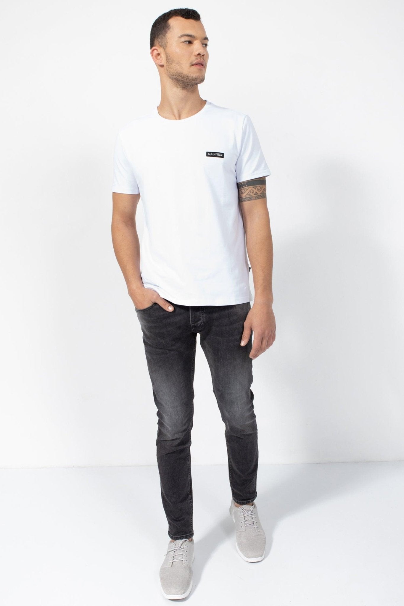 NAUTICA - טישירט סטריפ לוגו בצבע לבן - MASHBIR//365