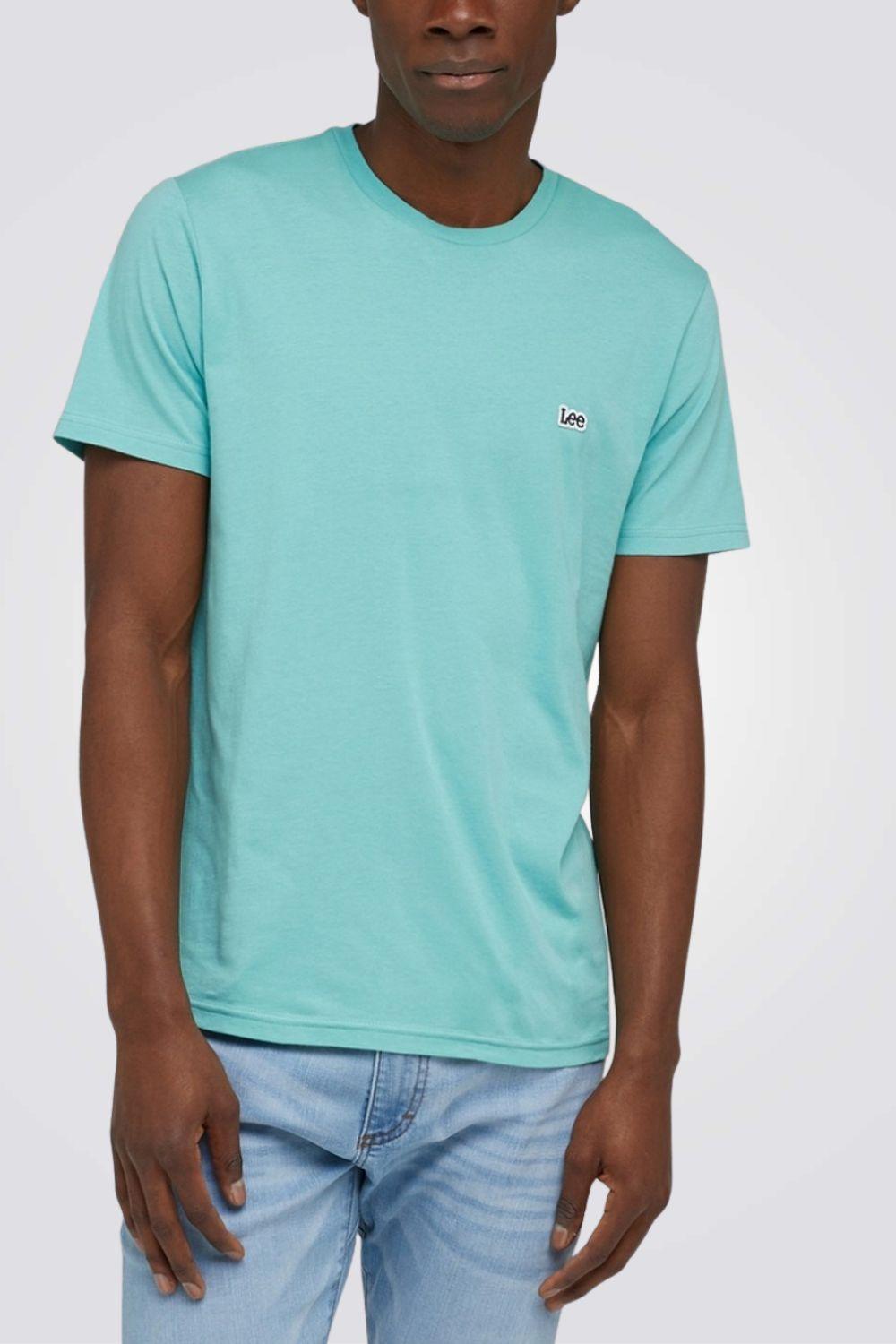 LEE - טישירט SS PATCH LOGO TEE בצבע תכלת - MASHBIR//365