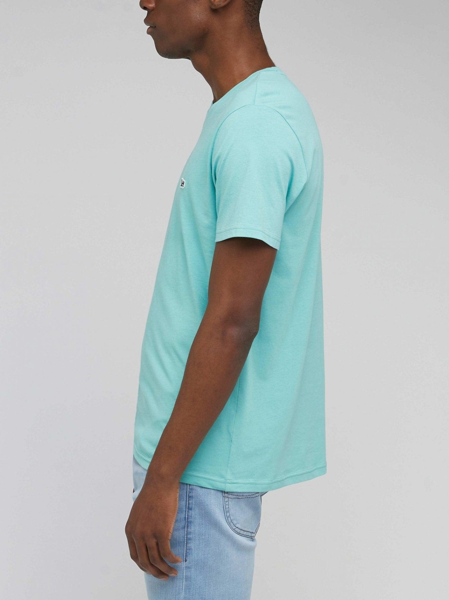 LEE - טישירט SS PATCH LOGO TEE בצבע תכלת - MASHBIR//365