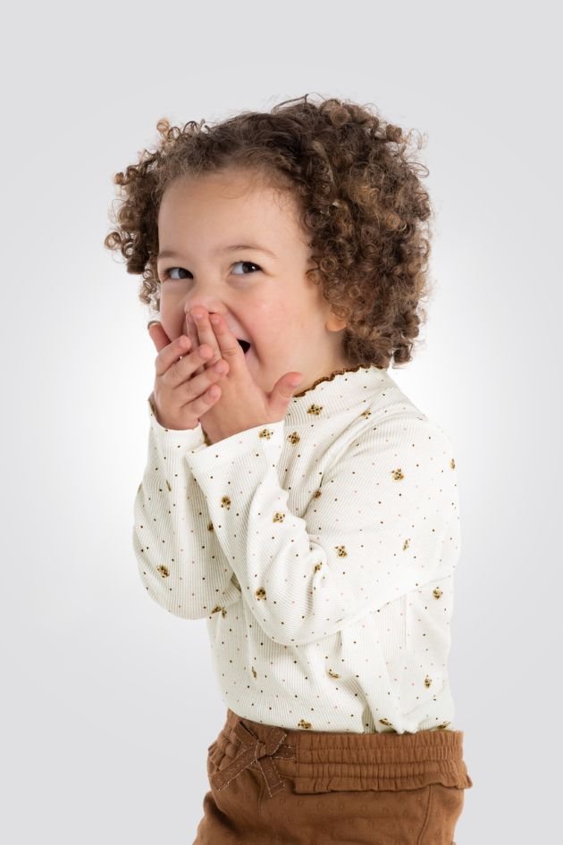 OBAIBI - טישירט תינוקות שרוול ארוך לבנה עם הדפס חתולים בחום - MASHBIR//365