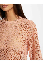 MORGAN - טישירט תחרה בצבע ורוד - MASHBIR//365