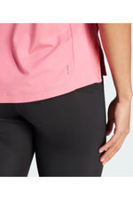 ADIDAS - טישירט VERSATILE TEE בצבע ורוד - MASHBIR//365
