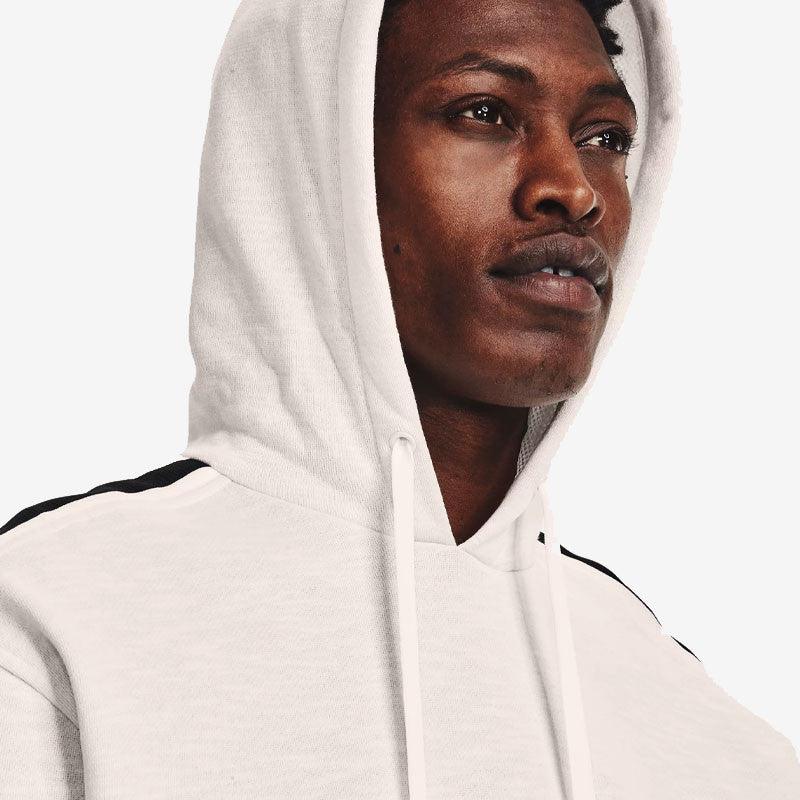 UNDER ARMOUR - קפוצ'ון לגבר Essential Heritage Flc בצבע לבן - MASHBIR//365