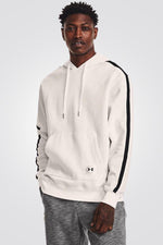UNDER ARMOUR - קפוצ'ון לגבר Essential Heritage Flc בצבע לבן - MASHBIR//365